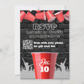 赤いカップを上げるグランジスタイル誕生日パーティーの写真 招待状 (裏面)