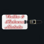 赤いカップケーキウォッカ ハクナマタタ FUNNY。 ラゲッジタグ<br><div class="desc">レッド カップケーキ ウォッカ ハクナマタタ 面白い レッド カップケーキ ウォッカ ハクナマタタ 面白い。カップケーキとウォッカの組み合わせって何がそんなに面白いの? カップケーキとウォッカのトレンドは、今やオンラインストアでのカスタマイズされたギフト商品やギフトグッズの流行になっているようで、Tシャツや布製品にプリントされたかわいい言葉や名言とともに、今日のジョークとしてかなり驚かされるものばかりだと思う。 きっとこの二つは一緒に行くんだろう、つまりハクナマタタ、でもカップケーキとウォッカ、これはロシア語か古英語なのかもしれない。</div>