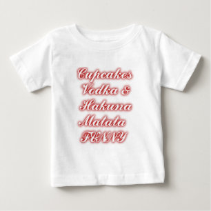 赤いカップケーキVodka Hakuna Matataおもしろい. ベビーTシャツ