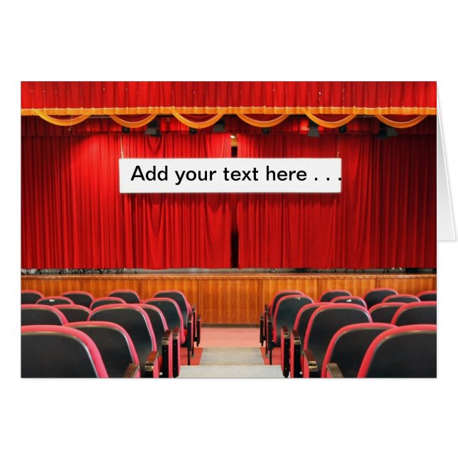 赤いカーテンおよび旗が付いている講堂 (正面横)