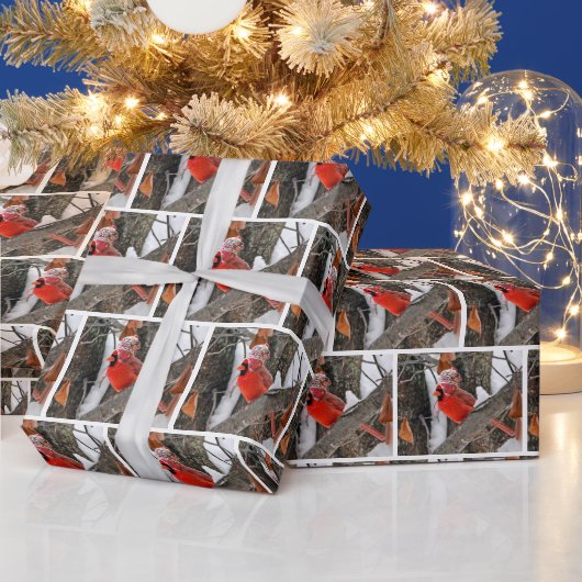 赤いカーディナルに冬の帽子 ラッピングペーパー (クリスマス)