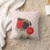 赤いカーネーションのモノグラムを握っているパグの子犬 クッション (ブランケット)