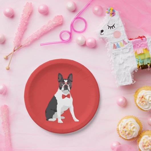 赤いガラス及びちょうネクタイが付いているヒップスターのボストンテリア ペーパープレート (パーティー)