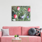 赤いガーデンチューリップ キャンバスプリント (インサイチュ (リビング))