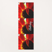 赤いガーベラデイジーの花あなたの名前のスクリプトを追加はっきりした ヨガマット (正面)