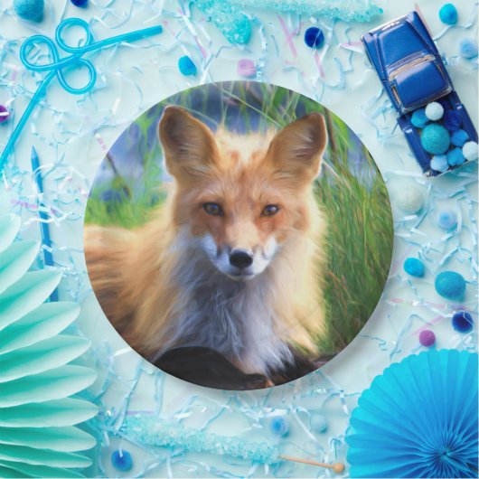 赤いキツネが草の風光明媚な野生動物に敷設 ペーパープレート (パーティー)