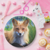 赤いキツネが草の風光明媚な野生動物に敷設 ペーパープレート (パーティー)