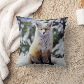 赤いキツネが雪の土手に座っている、Vulpes、山 クッション (ブランケット)