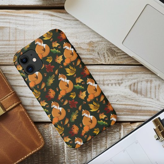 赤いキツネの秋の葉とドングリの緑のパターン Case-Mate iPhoneケース