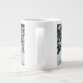 赤いキツネは雪の土手、バルペス、山に座っている。 ジャンボコーヒーマグカップ (裏面)