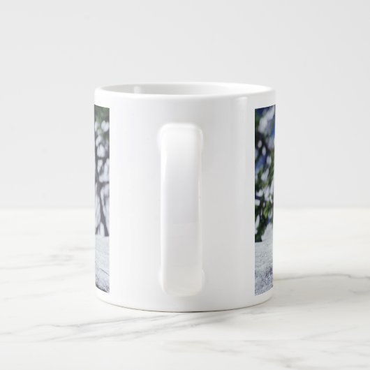 赤いキツネは雪の土手、バルペス、山に座っている。 ジャンボコーヒーマグカップ (裏面)