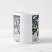 赤いキツネは雪の土手、バルペス、山に座っている。 ジャンボコーヒーマグカップ (正面)