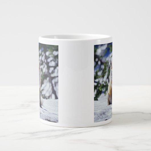 赤いキツネは雪の土手、バルペス、山に座っている。 ジャンボコーヒーマグカップ (正面)