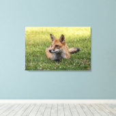 赤いキツネをクローバーのベッドに（水平） キャンバスプリント (インサイチュ (ウッドフロア))