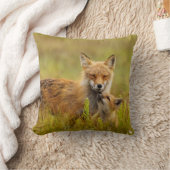 赤いキツネキットがママを調べる クッション (ブランケット)