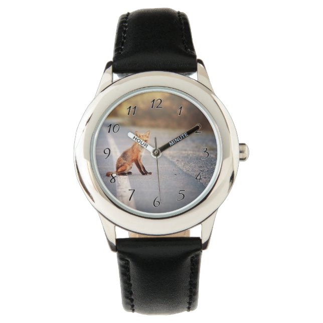 赤いキツネ道路の側に座っている 腕時計 (正面)