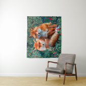 赤いキツネ、緑、花 タペストリー (インサイチュ)