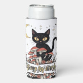 赤いキノコと淡い花々に囲まれたノワール風猫 スリム缶クーラー (Seltzer裏面)
