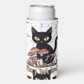赤いキノコと淡い花々に囲まれたノワール風猫 スリム缶クーラー (Seltzer正面)