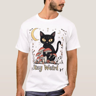 赤いキノコと淡い花々に囲まれた幻想的なノワール猫 Tシャツ