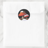 赤いキノコのクリスマスホリー、雪 ラウンドシール (バッグ)