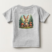 赤いキノコの間の可愛いウサギ ベビーTシャツ (裏面)