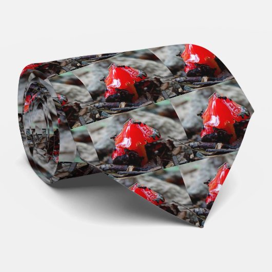 赤いキノコを結ぶ ネクタイ (ロール)