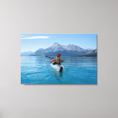 赤いキャップ山の湖でカヤックの女の子 キャンバスプリント (正面)