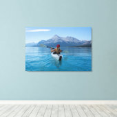 赤いキャップ山の湖でカヤックの女の子 キャンバスプリント (インサイチュ (ウッドフロア))