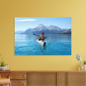 赤いキャップ山の湖でカヤックの女の子 キャンバスプリント (インサイチュ (リビング))