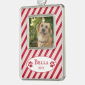 赤いキャンディケーンのストライプ 犬の写真 フレーム付きオーナメント シルバープレートフレームオーナメント (左)