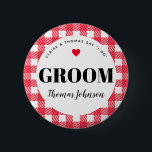 赤いギンガムカントリーウェディンググルーマーの名前 缶バッジ<br><div class="desc">ブレンド家族へのおもしろいの方法は、誰が誰であるか知るために救済、これらのジンガムplaid結婚式のパーティー名タグボタンピンはゲスト歓迎バッグ、リハーサルのディナーエントリテーブル、婚約パーティハンドアウトなどに簡単追加されている。与えお婆さんストップが元の名前を呼んで新郎に1つ。</div>