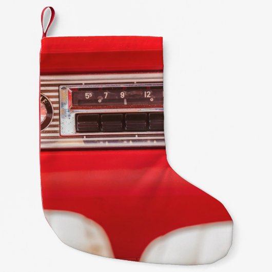 赤いクラシックの中の古い車のラジオAmerican car wi スモールクリスマスストッキング (正面)