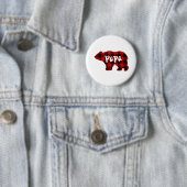 赤いクラシック黒の格子柄ポピーの熊の贈り物パパ 缶バッジ (インサイチュ)