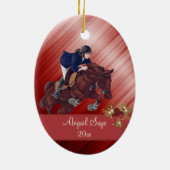 赤いクリスマスにジャンプする女の子と馬をパーソナライズ セラミックオーナメント (裏面)