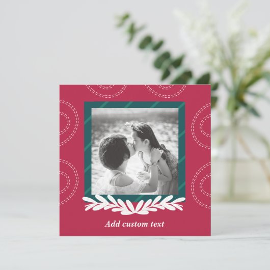 赤いクリスマスのカスタマイズ可能な写真エレガントカード 招待状 (スタンド正面)