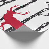 赤いクリスマスのシカおよび鳥が付いている樺の木 ラッピングペーパー (角)