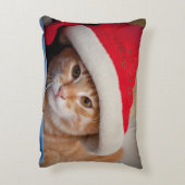 赤いクリスマスの帽子の小さい子ネコ アクセントクッション (裏面(縦))