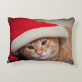 赤いクリスマスの帽子の小さい子ネコ アクセントクッション (裏面)