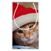赤いクリスマスの帽子の小さい子ネコ スモールペーパーバッグ (裏面)