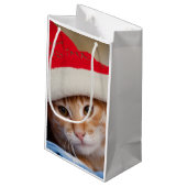 赤いクリスマスの帽子の小さい子ネコ スモールペーパーバッグ (裏面アングル)