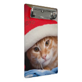 赤いクリスマスの帽子の小さい子ネコ ミニクリップボード (アングル)