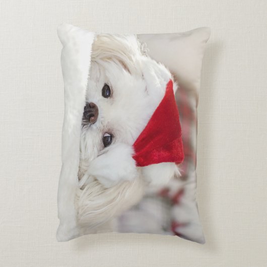 赤いクリスマスの帽子をかぶったかわいい白犬 アクセントクッション (裏面(縦))