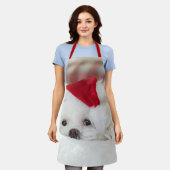 赤いクリスマスの帽子をかぶったかわいい白犬 エプロン (着用した状態)