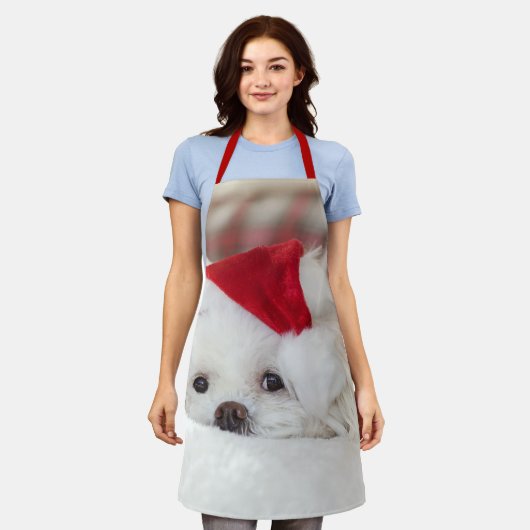 赤いクリスマスの帽子をかぶったかわいい白犬 エプロン (着用した状態)