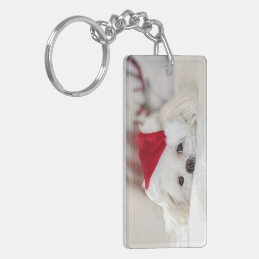赤いクリスマスの帽子をかぶったかわいい白犬 キーホルダー (正面左)