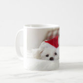 赤いクリスマスの帽子をかぶったかわいい白犬 コーヒーマグカップ (正面左)