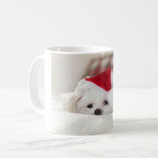 赤いクリスマスの帽子をかぶったかわいい白犬 コーヒーマグカップ (正面左)