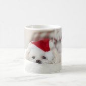 赤いクリスマスの帽子をかぶったかわいい白犬 コーヒーマグカップ (中央)
