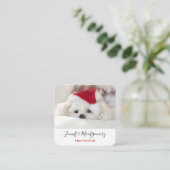 赤いクリスマスの帽子をかぶったかわいい白犬 スクエア名刺 (スタンド正面)